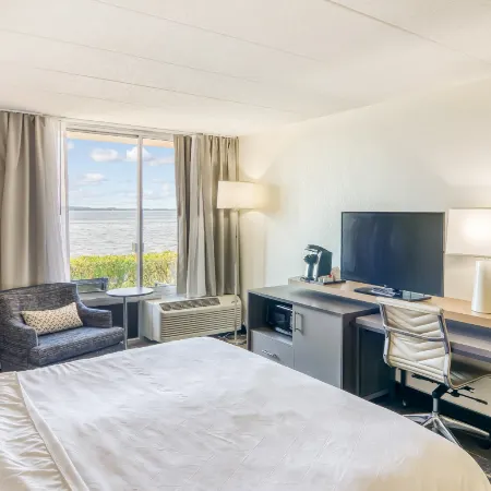 Holiday Inn DETROIT LAKES - LAKEFRONT by IHG