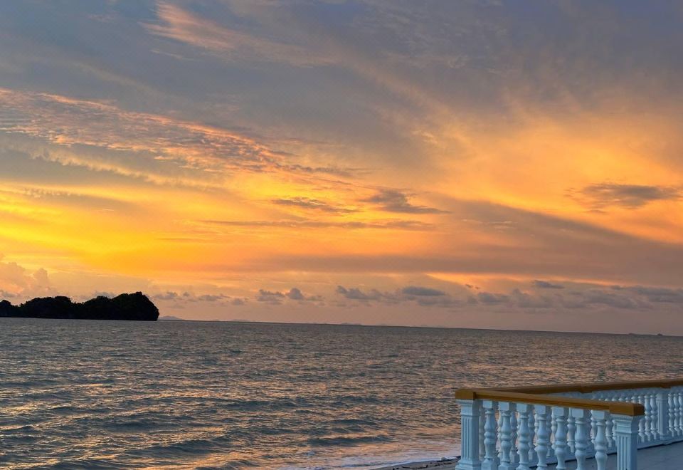 탄중루 해변 커플 여행