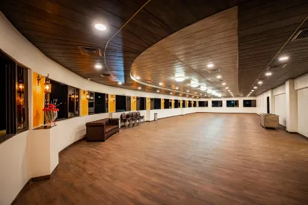 The Royal Palace Отели рядом с достопримечательностью «Nerul Balaji Temple»