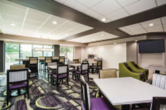 La Quinta Inn & Suites by Wyndham Clearwater South