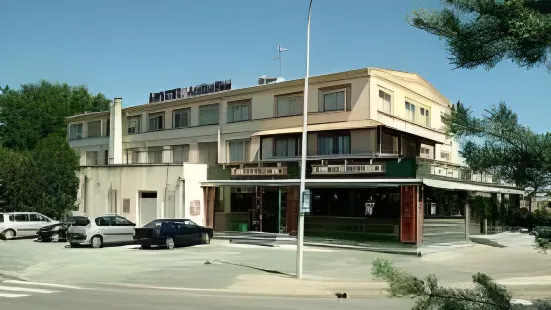 永河畔拉羅什蘇利飯店