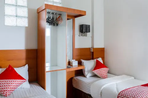 OYO 2199 Mandiri Guest House Syariah Hotels in Padang Lua