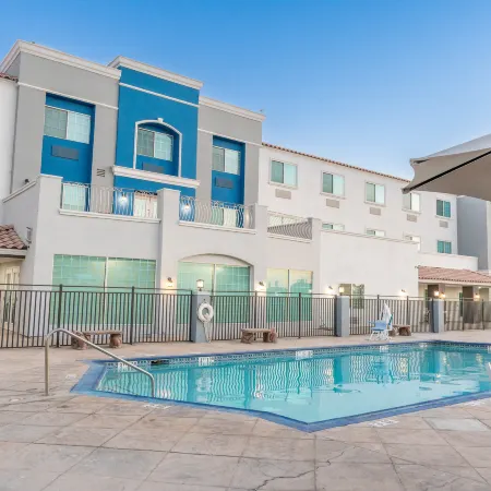 Holiday Inn Express & Suites El Centro by IHG
