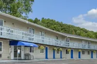 Fairbridge Inn Express Pittsfield Hotels near Berkshire Museum
