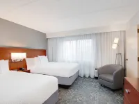 Courtyard by Marriott Savannah Midtown Hotels near Laroche Park