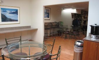 Microtel Inn & Suites by Wyndham Eagle River/Anchorage Are