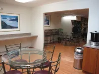 伊格爾裡弗-安克雷奇溫德姆麥客達套房飯店 - 早餐