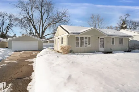 Minutes From Mall Of America and Airport -Single family quiet non through street