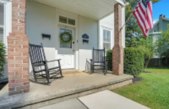 Huckleberry House - 2 Bedroom Apartment Fenced Backyard