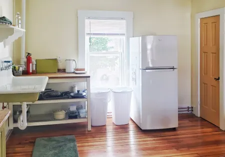 Historic Downtown Apartment. Unscented Products and Sustainability Practices.