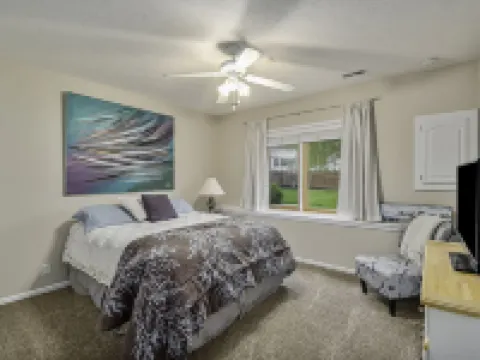 Large Cozy Retreat in West Omaha, Family Friendly with Game Rec Room! Hoteles en Distrito electoral de Millard