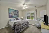 Large Cozy Retreat in West Omaha, Family Friendly with Game Rec Room!
