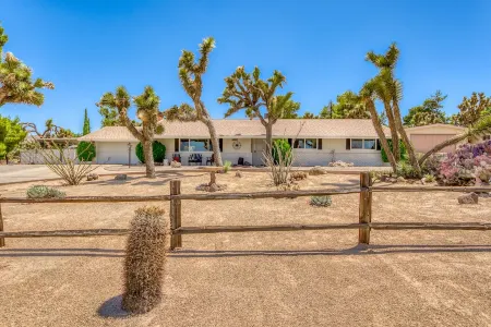 25% Off 7-Night Stay 1/2 Acre Epic Pool and Spa 2 King Beds Bunk with 2 Queens