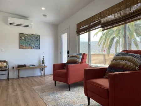 Entire House in Quiet Neighborhood! 2 Miles from Joshua Tree NP Отели рядом с достопримечательностью «Национальный парк Десерт Институт эт Джошуа Три»