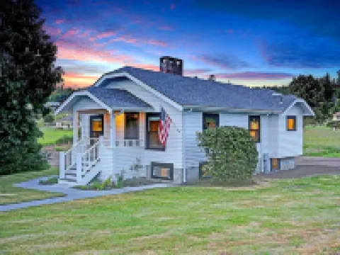 Historic Camano Island Farmhouse - Fully Restored Hotels in Camano