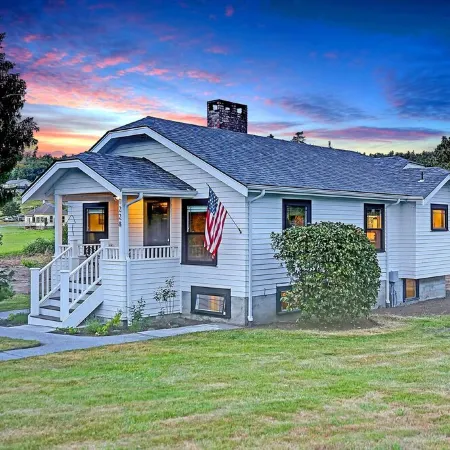 Historic Camano Island Farmhouse - Fully Restored