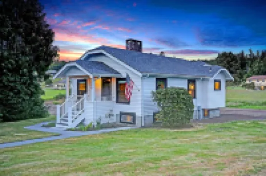 Historic Camano Island Farmhouse - Fully Restored