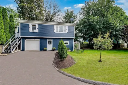 Super Cute & Cozy Apartment in Downtown Mystic!