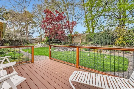 Entire home: Charming Home with Beautiful Yard Отели рядом с достопримечательностью «Вашингтон сквер»