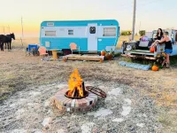 Willie Cleo, the Vintage Holiday Rambler in Walnut Springs Hotels in Bosque County