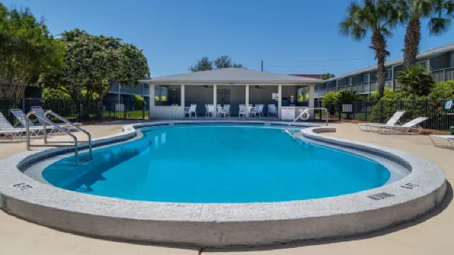 Newly remodeled, heart of Seagrove Beach, 100 yards to beach!