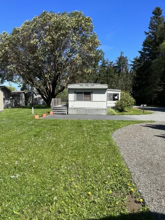 Private Beach Access Trail And Peaceful Wooded Setting Отели рядом с достопримечательностью «Нью Дангенесс Лайтхаус»