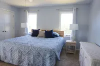 Newly renovated condo, indoor & outdoor pools, 3min walk from beach!