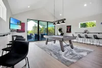 5 minutes to Beautiful Lake Texoma! Sleeps 12 people and Pet-Friendly!