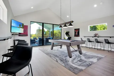 5 minutes to Beautiful Lake Texoma! Sleeps 12 people and Pet-Friendly!