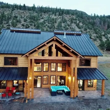 Lucky Duck on Rio Grande River with Hottub & 5 Bathrooms