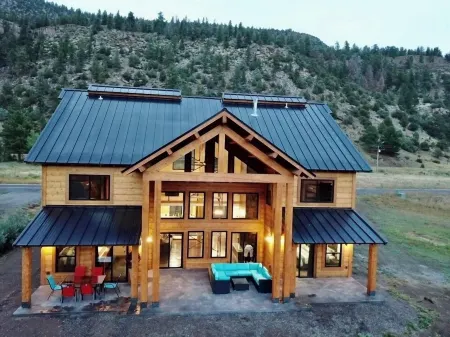 Lucky Duck on Rio Grande River with Hottub & 5 Bathrooms