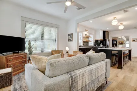 Newly renovated home in Historic Downtown Georgetown! Отели в г. Джорджтаун