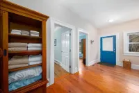 Private Suite Walk Downtown- Private Bath-Private entrance.