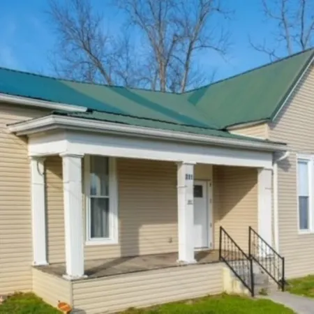 Your home away from Home. 4 blocks from downtown, 2 miles from MTSU