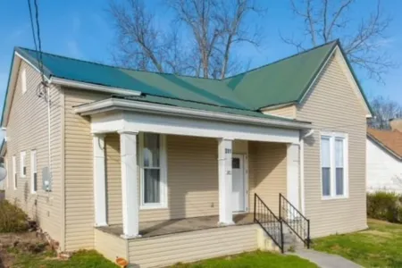 Your home away from Home. 4 blocks from downtown, 2 miles from MTSU