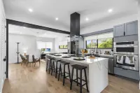 4 Bed, Hot Tub, Private Miami Home