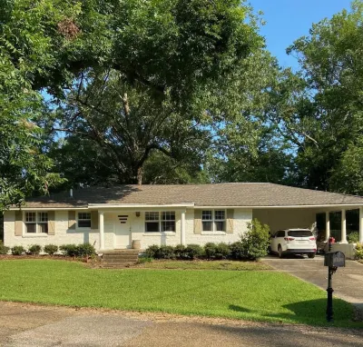 Updated home close to campus and downtown Hotels in der Nähe von Starkville Dog Park