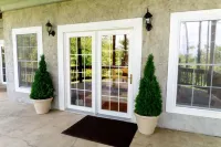 Treetop Hideaway with mountain views. 1000 sq. ft. 10 min to downtown Asheville!