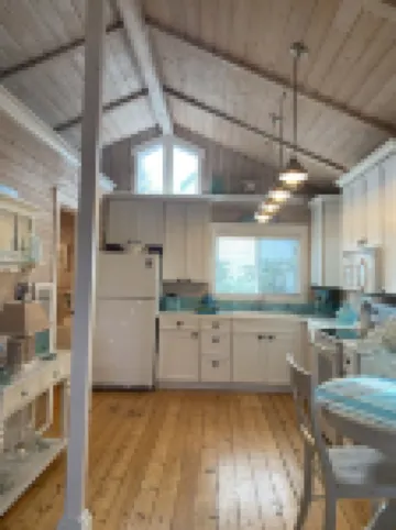 Nantucket Style Guest Cottage perfectly located near Juanita Beach in Kirkland! Hotels in Kirkland