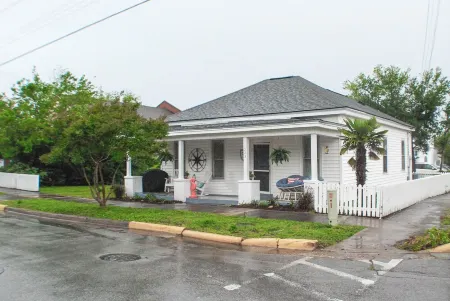 Historic Corner Cottage - Charming 3 Bedroom Walking Distance to Waterfront