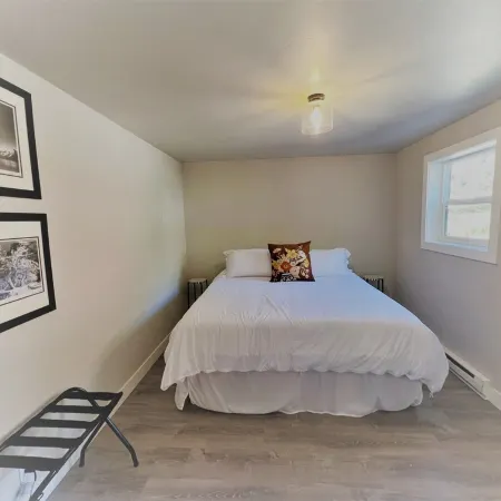 Outlaw Inn Unit 1. Modern, newly remodeled unit. Steps from Main Street!