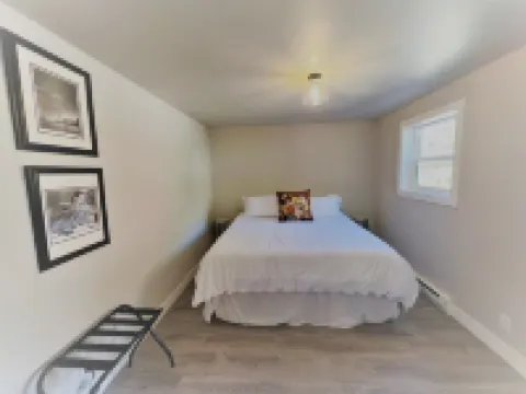 Outlaw Inn Unit 1. Modern, newly remodeled unit. Steps from Main Street!