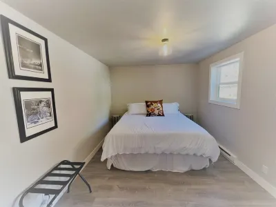 Outlaw Inn Unit 1. Modern, newly remodeled unit. Steps from Main Street! Hotels near Bear Creek Falls