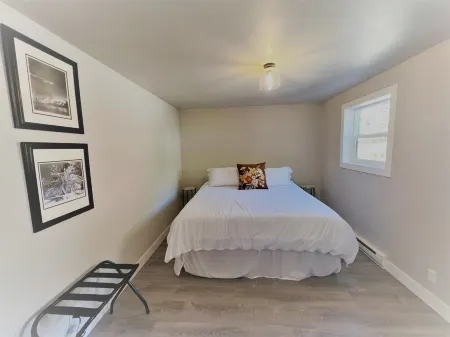 Outlaw Inn Unit 1. Modern, newly remodeled unit. Steps from Main Street!