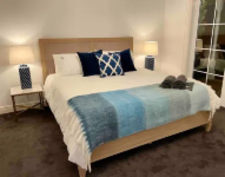 Stunning Highlands Manor-Accommodates 2-12 people Hotels in Mittagong