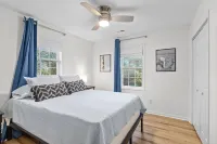 Boho Sound-side Bungalow- Close to beach, sound, shopping, restaurants