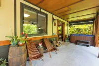 Volcano Tea House Cottage - Spa Bath, Hot Tub, and Fireplace with Japanese Decor