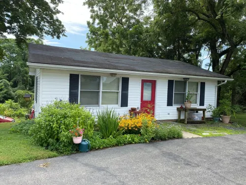 Relaxing, peaceful house in Calvert County, Md close to beach towns and DC.