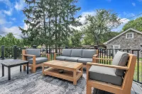 Walk to shopping, Charming Modern European cottage with huge deck