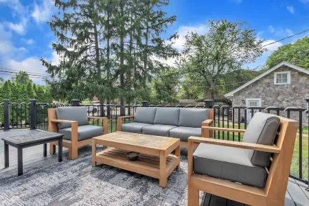 Walk to shopping, Charming Modern European cottage with huge deck